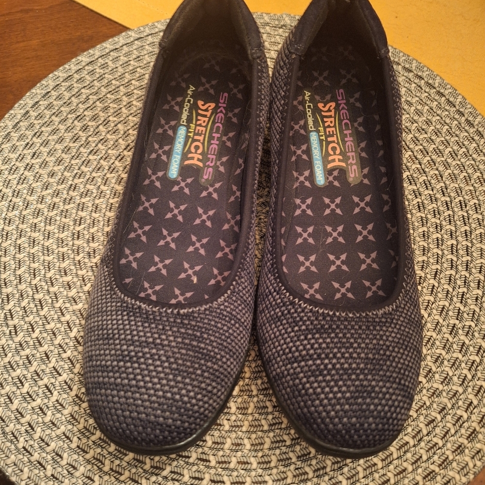 SKECHERS STRETCH FIT slip on round toe gray/black knit perfect for fall …